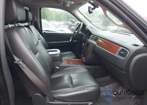 2008 Chevrolet Suburban 1500 Ltz z USA, uszkodzony, nr VIN 1GNFK16338J221195